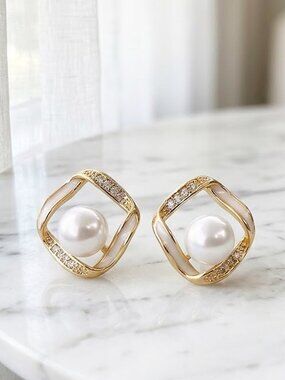 Ladies Fashion Pearl Stud Earrings